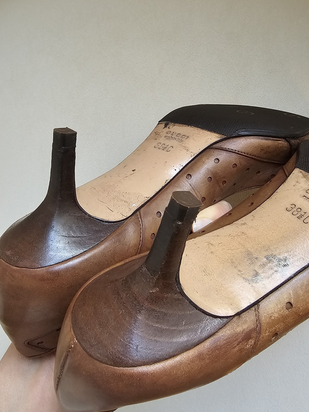 Gucci Vintage Tan Leather Pointed-Toe Kitten Heels with Gold Logo - Picture 14 of 14